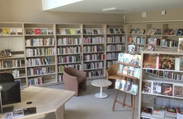 Salle de lecture et rayonnages de la médiathèque