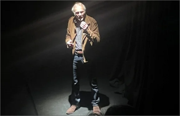 Comédien lisant un texte lors des lectures du vendredi du Théâtre au Miroir