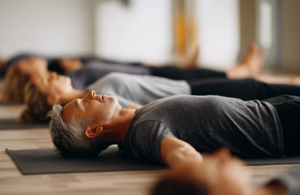 Séance de relaxation allongée sur tapis, ambiance apaisante