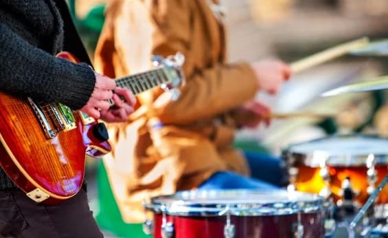 Concert en plein air à Prayssas — guitariste et batteur sur scène