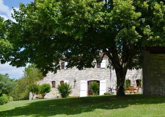 Bâtisse en pierre du four à pain à Prayssas, entourée de verdure