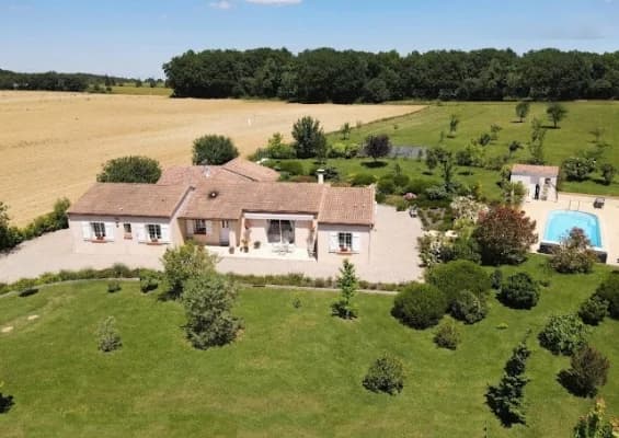 Vue aérienne du gîte Dirk et Jacqueline avec piscine et campagne environnante