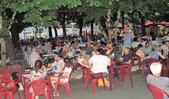 Marché nocturne de Prayssas — tablées sous les platanes illuminés