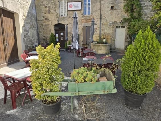Cour intérieure de la Bastide Saint Louis avec plantes et terrasse