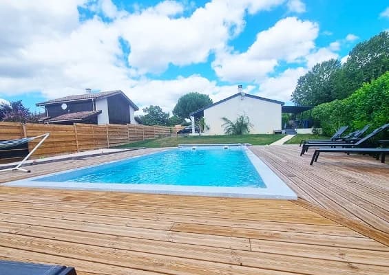 Piscine privée et terrasse en bois de la Vila LETICAS à Prayssas