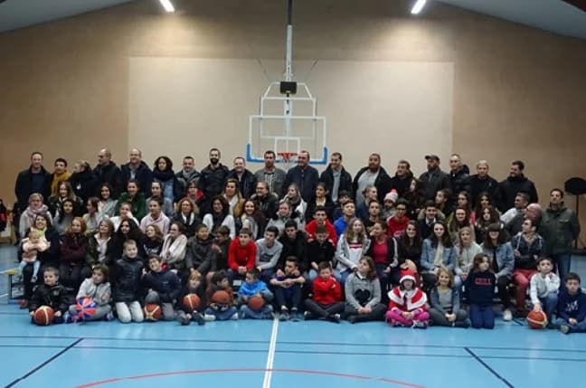 Photo de groupe du club de badminton Chabadas47 au gymnase de Prayssas