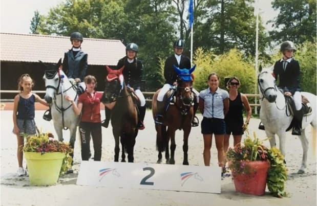 Cavalières du centre équestre Atouts Crins sur le podium d'un concours