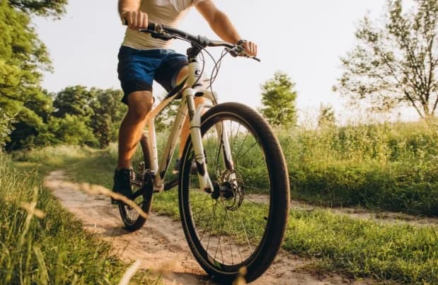 Cycliste sur un chemin de campagne aux abords de Prayssas