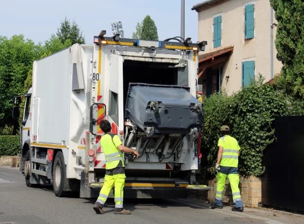 Camion de collecte des déchets en intervention