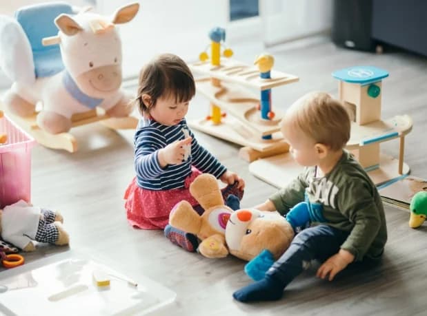 Enfants jouant à la micro-crèche Petite Plume