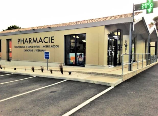 Façade de la pharmacie de Prayssas, lieu-dit Mézard