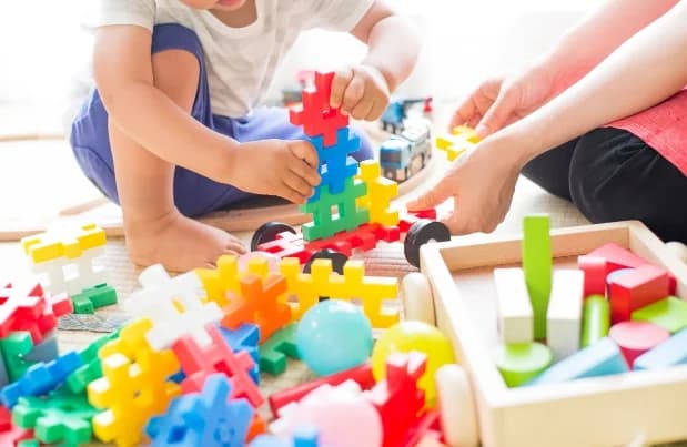 Enfants jouant à un atelier d'éveil au Relais Petite Enfance