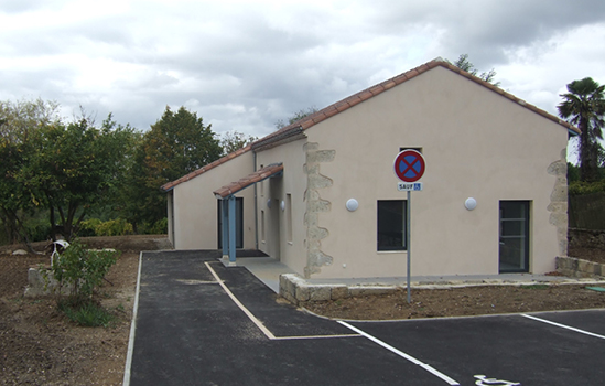 Façade de la maison des associations  à Prayssas dans le Lot-et-Garonne