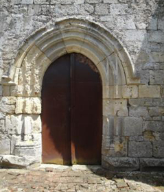 Porte d’église ancienne en bois renfoncé dans la pierre