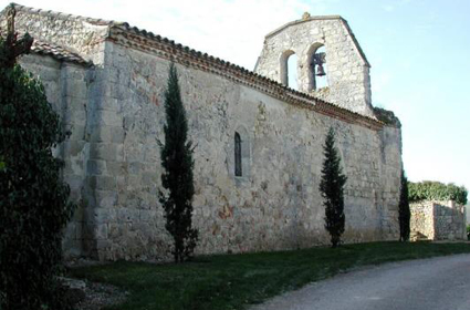 Mur extérieur en pierre d’une église à la campagne