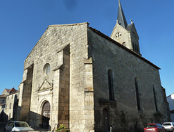 Facade d’église dans un village à Prayssas