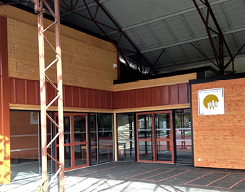 Auditorium : Salle de concert de musique classique avec un piano Porte d’église ancienne en bois renfoncé dans la pierre Nef d’église en pierre avec des poutres en bois Nef d’église